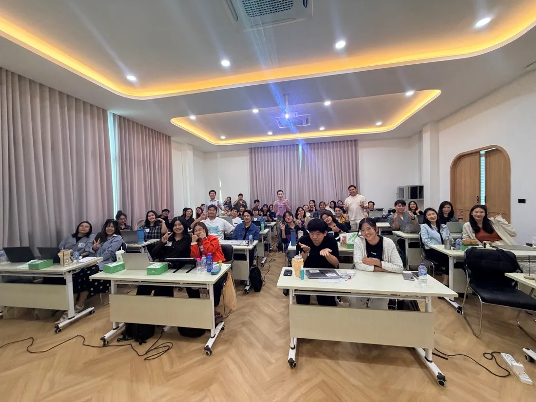 ผู้เข้าร่วม Workshop นั่งทำงานร่วมกันในห้องอบรม