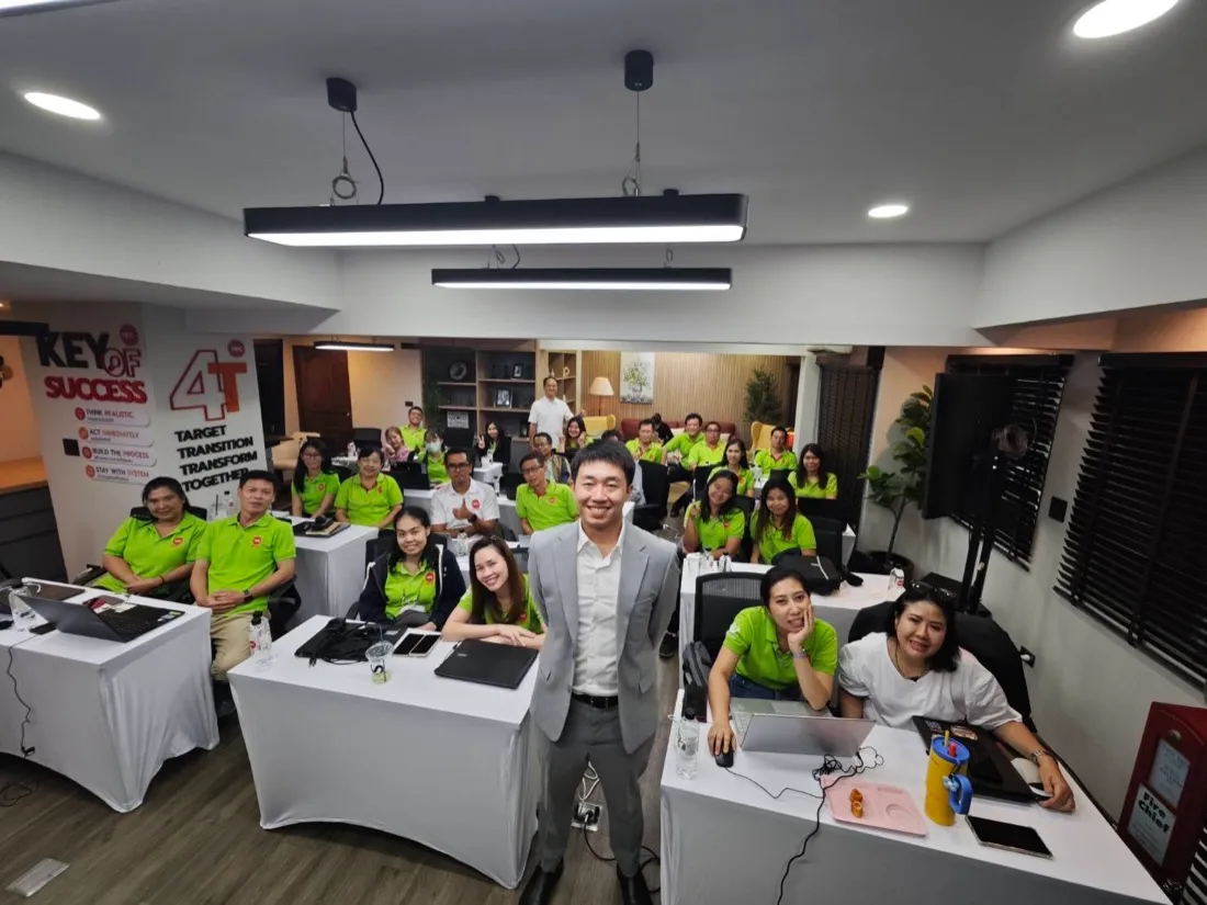 ปัน ณัฐพัชร์ยืนกับทีมผู้เข้าร่วม In-house Workshop ในห้องอบรม