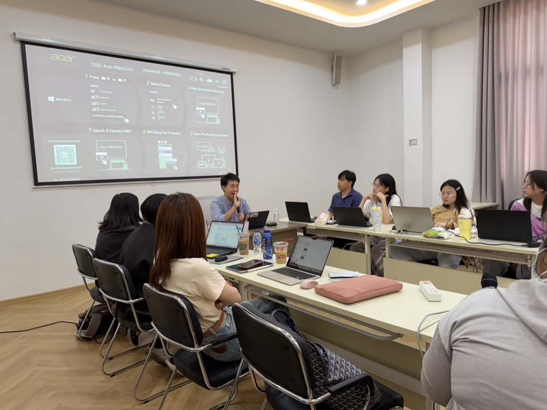 ปัน ณัฐพัชร์สอนผู้เข้าร่วม Workshop แบบกลุ่มเล็กในห้องอบรม