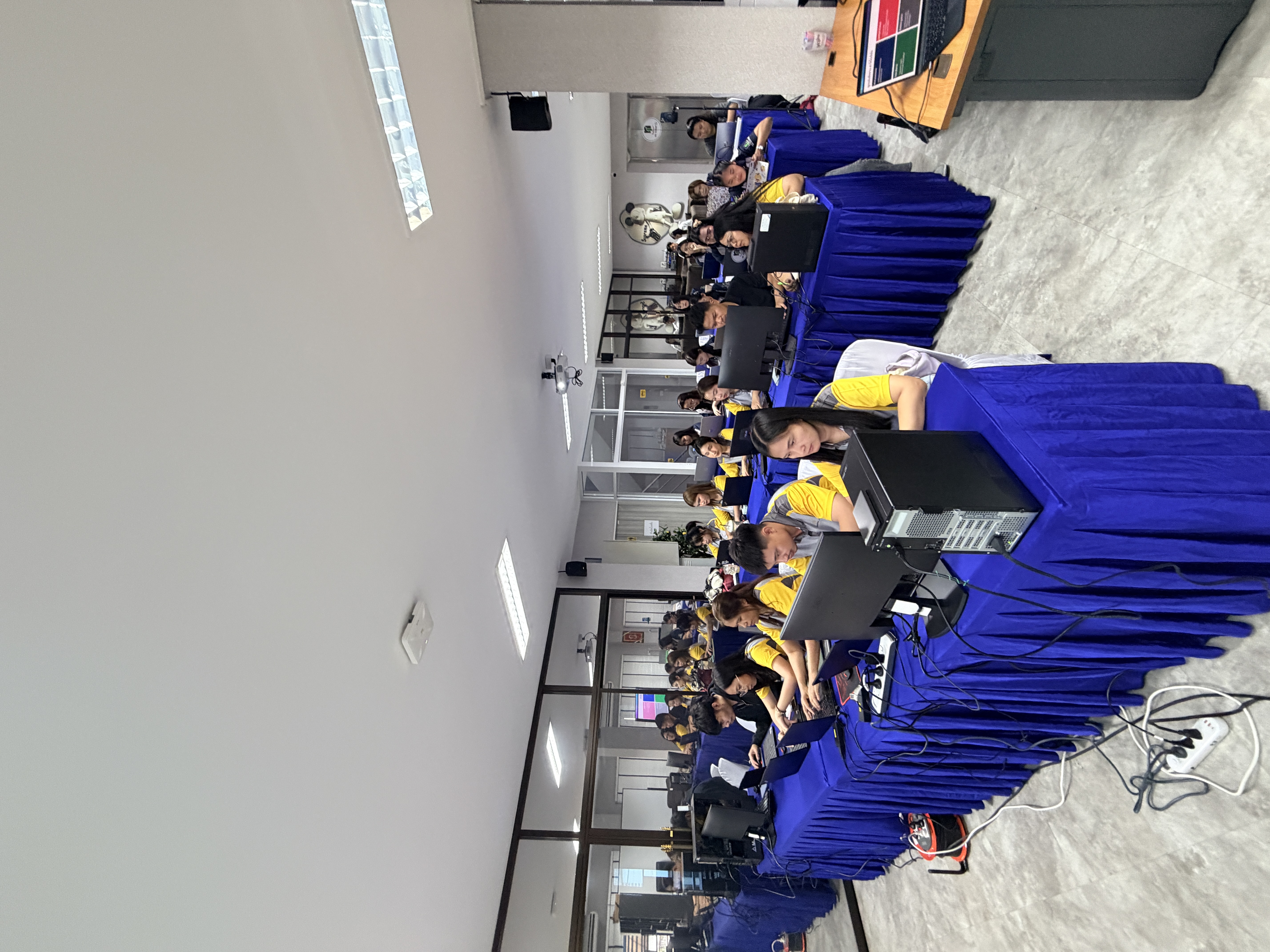 บรรยากาศห้อง workshop · ทีมใช้งาน laptop พร้อมกัน