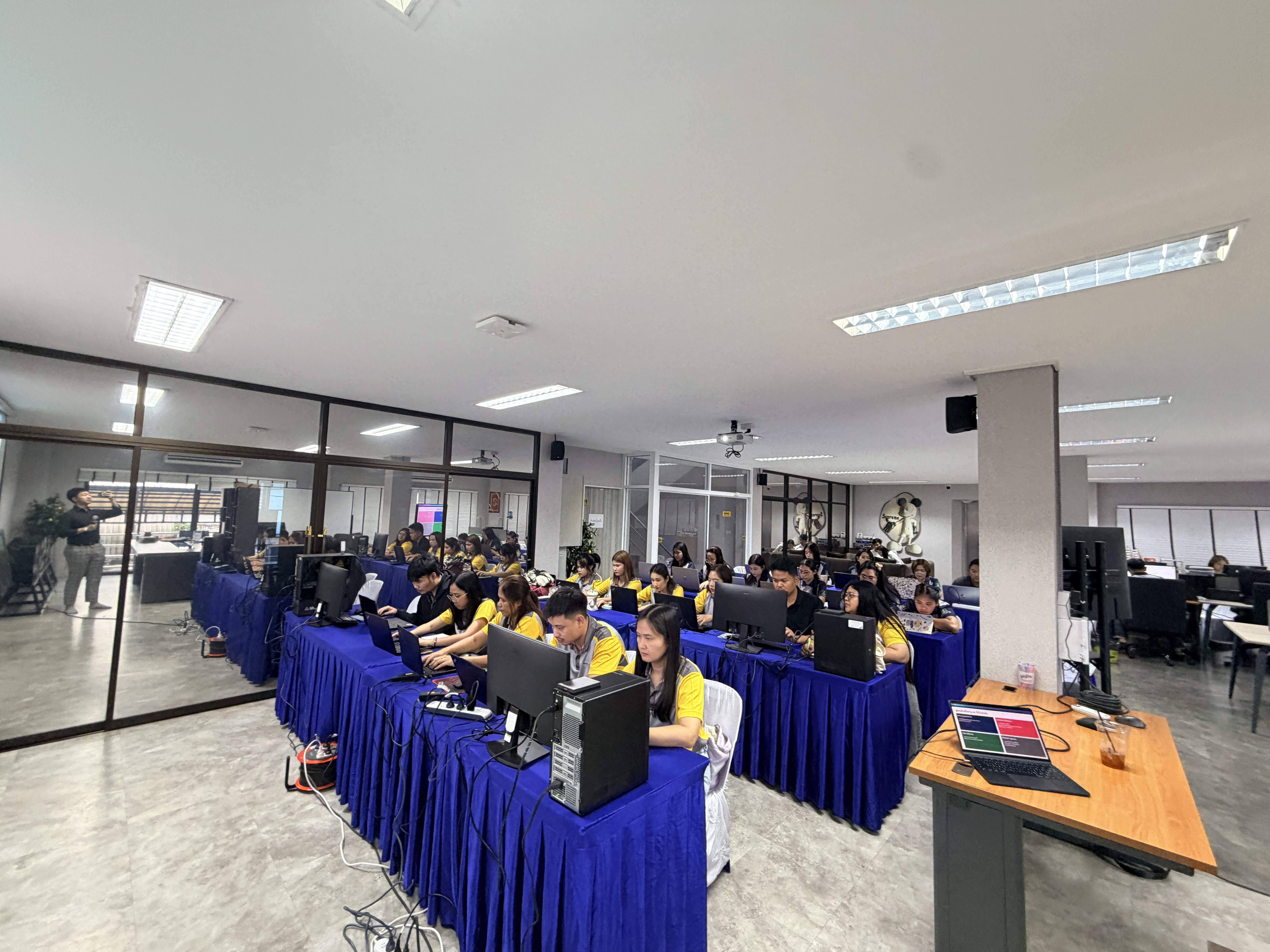 บรรยากาศ workshop ทีมใหญ่ · participants กว่า 30 คน