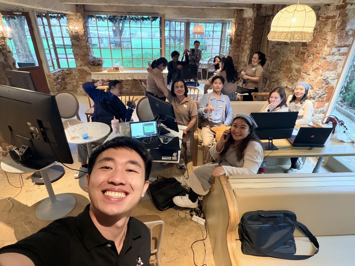 ปัน ณัฐพัชร์ ถ่ายเซลฟี่กับทีมลูกค้าที่มาทำงานร่วมกัน
