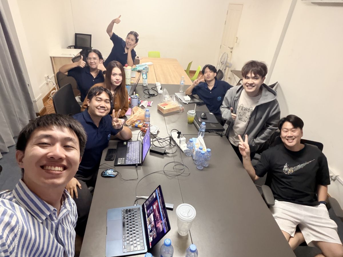 ปัน ณัฐพัชร์ ถ่ายรูปกับทีมที่เข้าไปทำงานด้วยในห้องประชุม