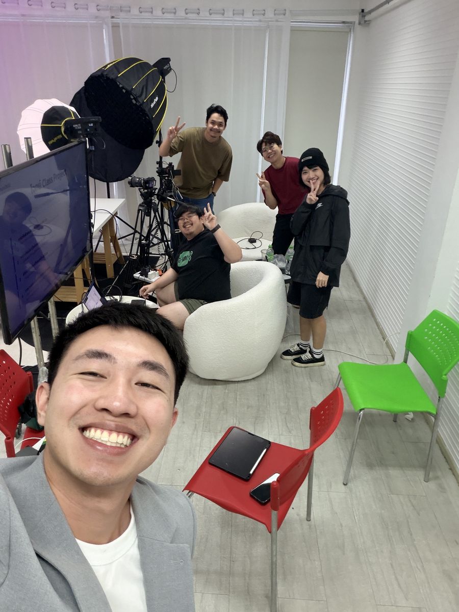 ปัน ณัฐพัชร์ กับทีมงานในสตูดิโอถ่ายคลาสออนไลน์ FutureSkill