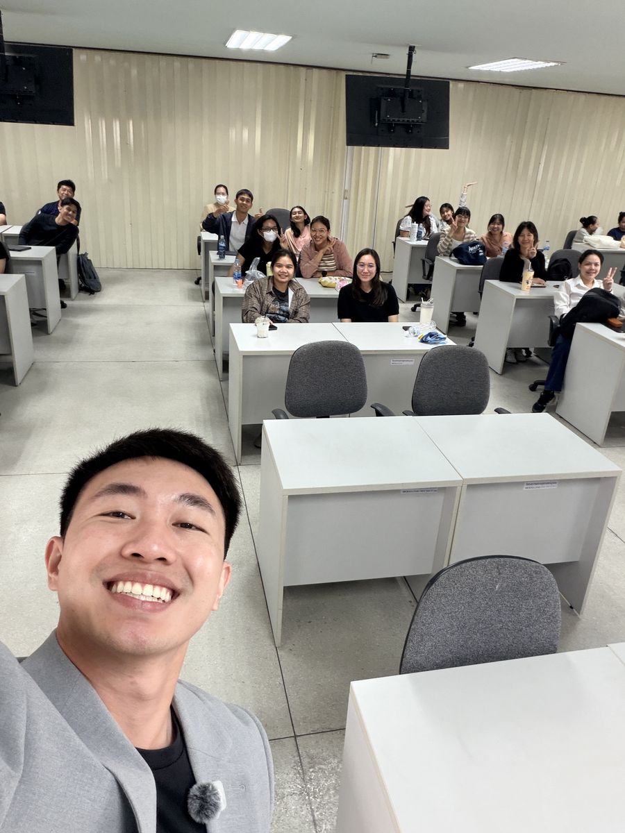 ปัน ณัฐพัชร์ เซลฟี่กับนักศึกษาในห้องเรียน ม.รามคำแหง