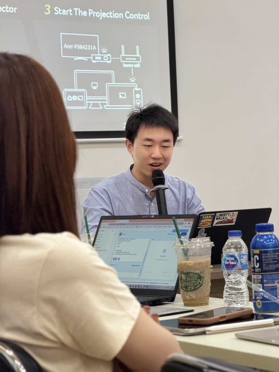 ปัน ณัฐพัชร์กำลังอธิบายงานให้ผู้เข้าร่วมในห้อง Consult